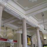 Superato l�ingresso principale, ci si trova nel  �corpo viaggiatori�, la parte della stazione che ospita le biglietterie. Qui si trovano antiche colonne in marmo che si stagliano unendosi a un soffitto decorato e ricco di elementi ornamentali